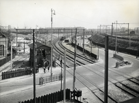 809766 Gezicht op de spoorlijn ter hoogte van de Handelskade te Amsterdam, uit het noordwesten, met links de ...